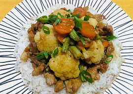 Nudličky z vepřového masa a zelenina v medovo-česnekové omáčce