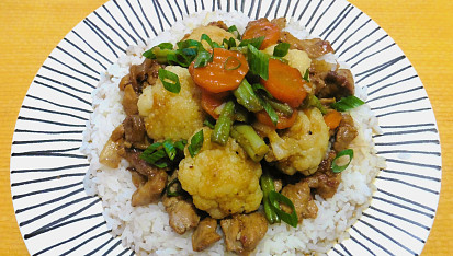 Nudličky z vepřového masa a zelenina v medovo-česnekové omáčce