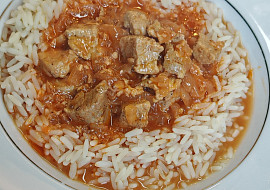 Pikantní vepřové kostky na česneku (Jelikož jsem jako přílohu dělala rýži,tak jsem nechala řidší. Chuťově skvělé 😉)