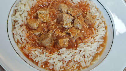 Pikantní vepřové kostky na česneku, Jelikož jsem jako přílohu dělala rýži,tak jsem nechala řidší. Chuťově skvělé 😉