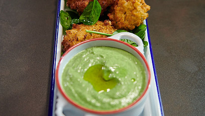 Smažené sýrové knedlíčky se špenátovou majonézou podle Marka Fichtnera