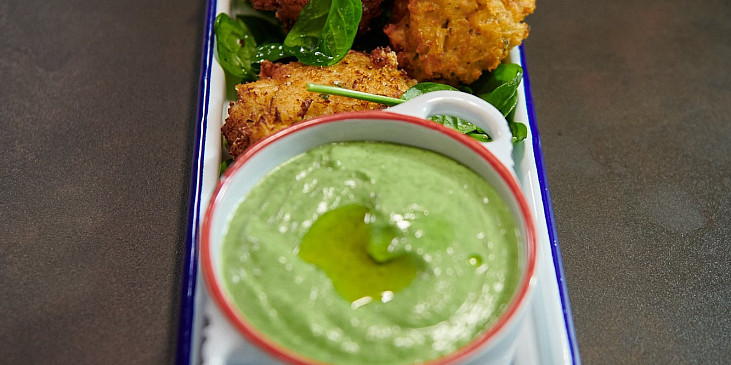 Smažené sýrové knedlíčky se špenátovou majonézou podle Marka Fichtnera