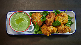 Smažené sýrové knedlíčky se špenátovou majonézou podle Marka Fichtnera