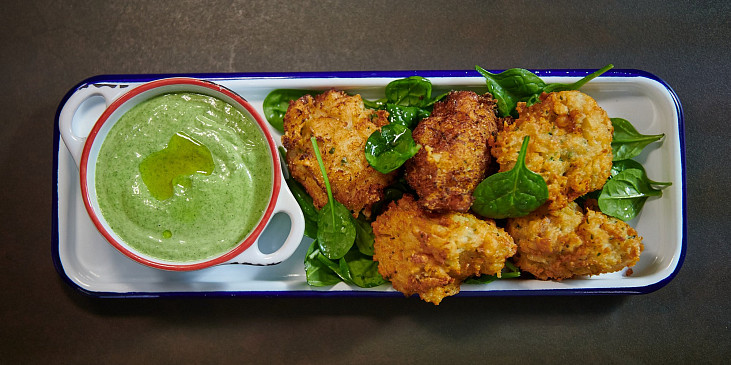 Smažené sýrové knedlíčky se špenátovou majonézou podle Marka Fichtnera