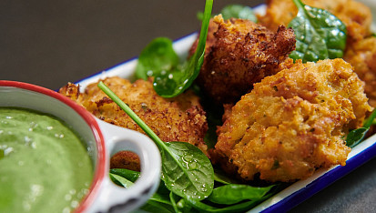 Smažené sýrové knedlíčky se špenátovou majonézou podle Marka Fichtnera