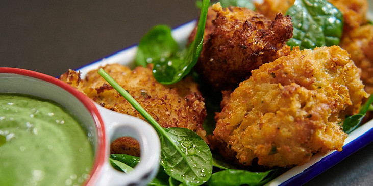 Smažené sýrové knedlíčky se špenátovou majonézou podle Marka Fichtnera