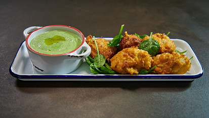 Smažené sýrové knedlíčky se špenátovou majonézou podle Marka Fichtnera