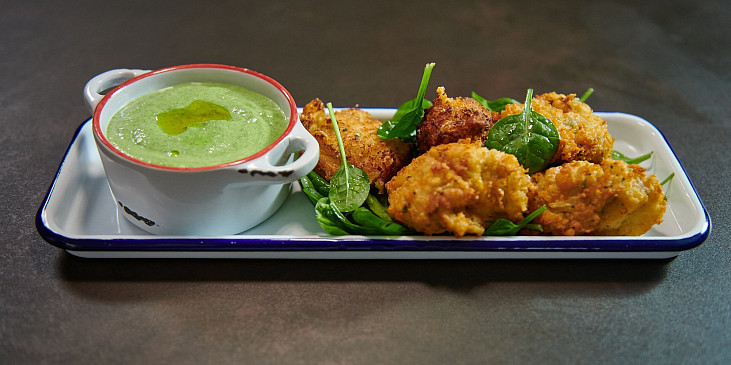 Smažené sýrové knedlíčky se špenátovou majonézou podle Marka Fichtnera