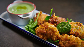 Smažené sýrové knedlíčky se špenátovou majonézou podle Marka Fichtnera