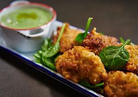 Smažené sýrové knedlíčky se špenátovou majonézou podle Marka Fichtnera