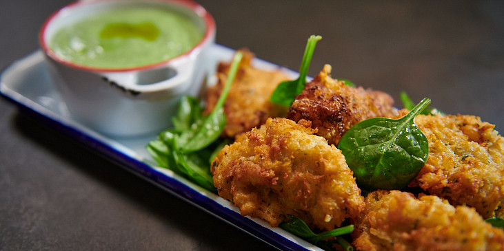 Smažené sýrové knedlíčky se špenátovou majonézou podle Marka Fichtnera