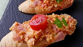 Sýrová pomazánka se šunkou a uzenou paprikou