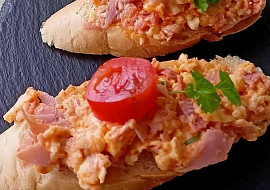 Sýrová pomazánka se šunkou a uzenou paprikou