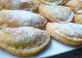 Univerzálne tvarohové cesto (Plněno povidly, pečeno 20 minut v horkovzdušné fritéze s jedním otočením.)