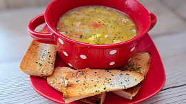 Zeleninová polévka se slaninou a drobením