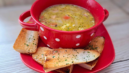 Zeleninová polévka se slaninou a drobením