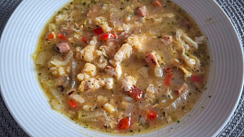 Zeleninová polévka se slaninou a drobením