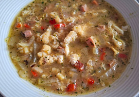 Zeleninová polévka se slaninou a drobením