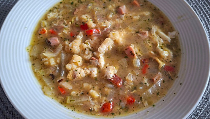 Zeleninová polévka se slaninou a drobením