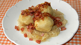 Bramborové knedlíky s uzeným masem a kysaným zelím