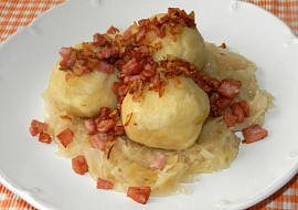 Bramborové knedlíky s uzeným masem a kysaným zelím