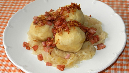 Bramborové knedlíky s uzeným masem a kysaným zelím