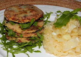 Bramborové placky se sýrem a slaninou, se salátem z kysaného zelí