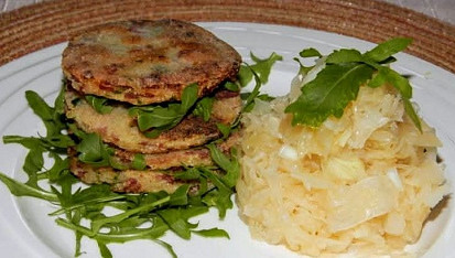 Bramborové placky se sýrem a slaninou, se salátem z kysaného zelí