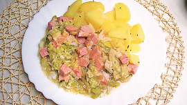 Dušená kapusta se salámem