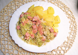 Dušená kapusta se salámem