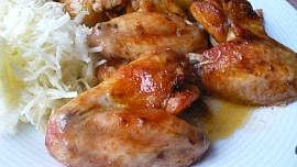 Kuřecí křídla pečená na bramborách