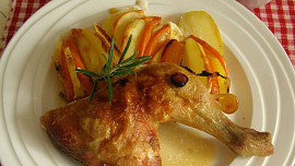 Pečená dýně hokkaido s bramborami na bylinkách