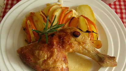 Pečená dýně hokkaido s bramborami na bylinkách