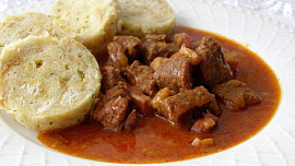 Pikantní maďarský guláš s karlovarským knedlíkem