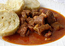 Pikantní maďarský guláš s karlovarským knedlíkem