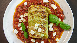 Plněný kapustový list s rajčatovou omáčkou podle Marka Fichtnera