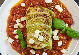 Plněný kapustový list s rajčatovou omáčkou podle Marka Fichtnera