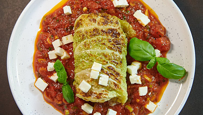 Plněný kapustový list s rajčatovou omáčkou podle Marka Fichtnera