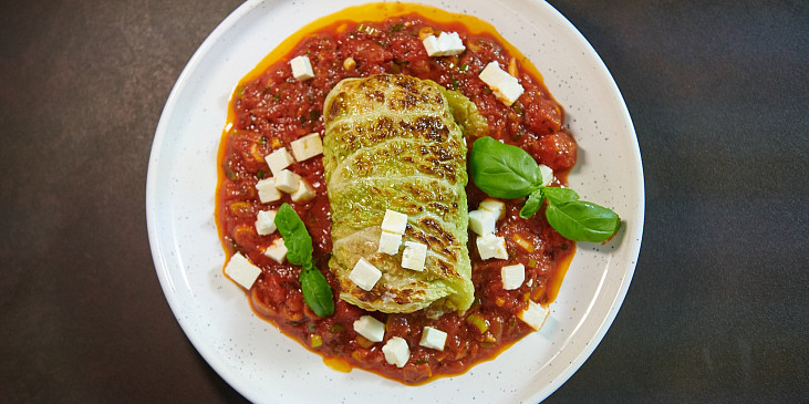 Plněný kapustový list s rajčatovou omáčkou podle Marka Fichtnera