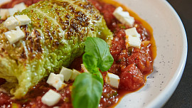 Plněný kapustový list s rajčatovou omáčkou podle Marka Fichtnera