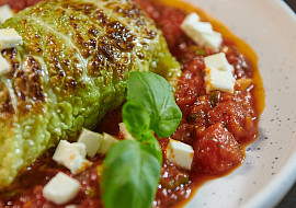 Plněný kapustový list s rajčatovou omáčkou podle Marka Fichtnera