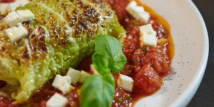 Plněný kapustový list s rajčatovou omáčkou podle Marka Fichtnera