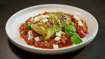 Plněný kapustový list s rajčatovou omáčkou podle Marka Fichtnera