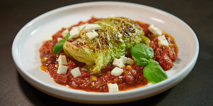 Plněný kapustový list s rajčatovou omáčkou podle Marka Fichtnera