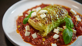 Plněný kapustový list s rajčatovou omáčkou podle Marka Fichtnera