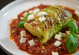 Plněný kapustový list s rajčatovou omáčkou podle Marka Fichtnera