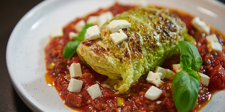 Plněný kapustový list s rajčatovou omáčkou podle Marka Fichtnera