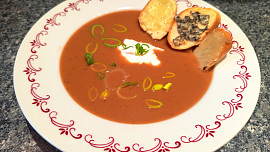 Krémová polévka z červené řepy se sýrovými krekry