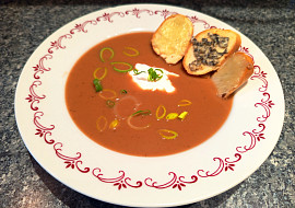 Krémová polévka z červené řepy se sýrovými krekry