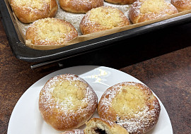 Povidlové koláče z kynutého jogurtového těsta